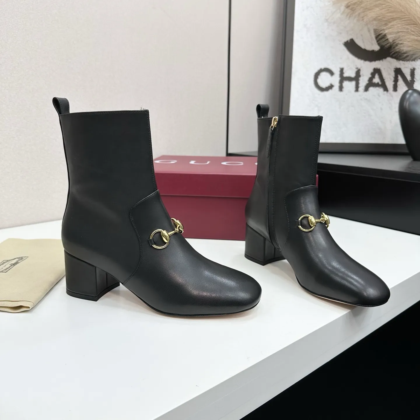 👟👟Ex-factory price 740👟👟 Gucci Gucci 2025G new autumn and winter classic horsebit thick heel short boots. The main series is finally available, and the products are worth looking forward to! Original classics create new designs ✨ Purchasing agent level! Full of high-end feel! A favorite among bloggers at home and abroad, it is retro and fashionable, easy to wear and looks great on your feet! Mainly recommended by the official website, new colors are constantly updated 🆕 ▪️Upper: original calfskin/cloth ▪️Inner lining: imported sheepskin ▪️Outsole: Italian leather outsole ▪️Heel height: 3.5cm ▪️Shoe size: 35-39 (40.41.42 can be customized)